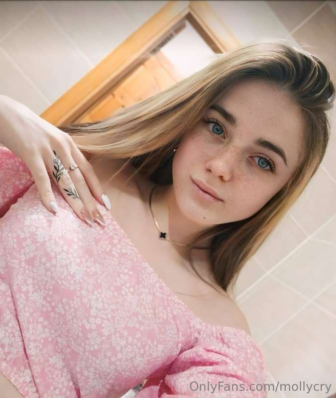 😈She @queen_jolie is free today for you😈*FREE* 
Busty hottie..