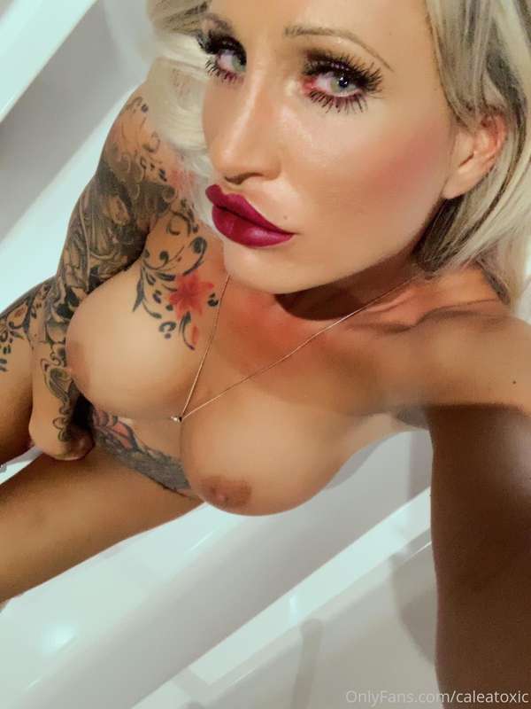Time to relax in the bathtub 🔥 Enjoy the whole photset! 5