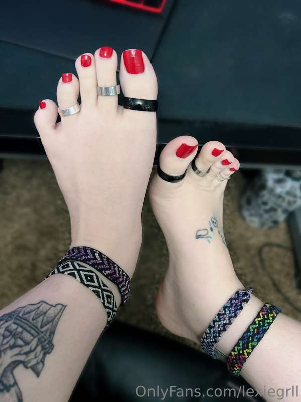 I repainted my toes today! This is the second time I’ve ever.. 1