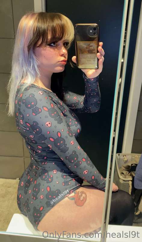 I wanna get a mirror so I can do better bathroom sink pics l.. 1