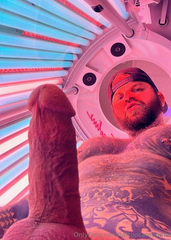 Not enough room in the tanning bed for the both of us 😂