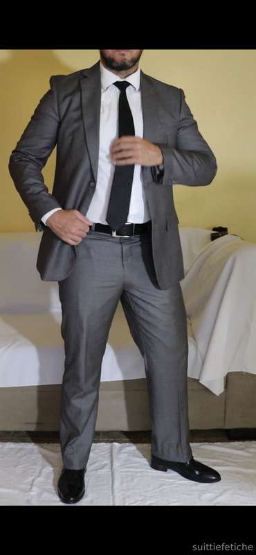 Quem gosta de gozar vendo um homem de terno?