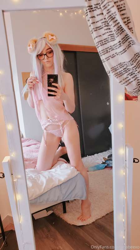sorry my puppy vid isnt out yet! im prepping for a friend to.. 1