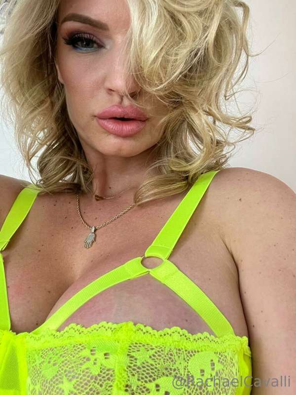 I wanna wrap my lips around ur cock ...or should we make out.. 1