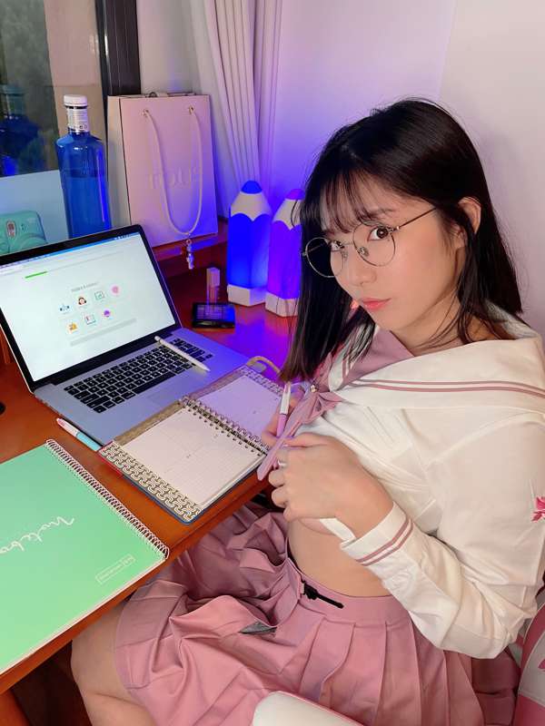 Hey Senpai, English is very difficult 😥 
Would you help me o.. 2