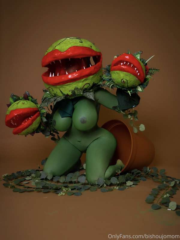 FEED ME ALL NIGHT LONG🪴👄🍃 Here is some nude Audrey 2 for you.. 1