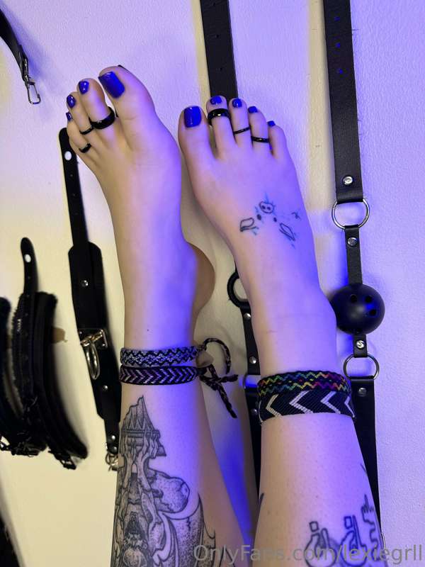 Worship all the way up and down my legs and feet 😈 5