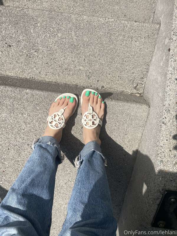 Say bye bye to the green 💚 new pedi today 😘 2