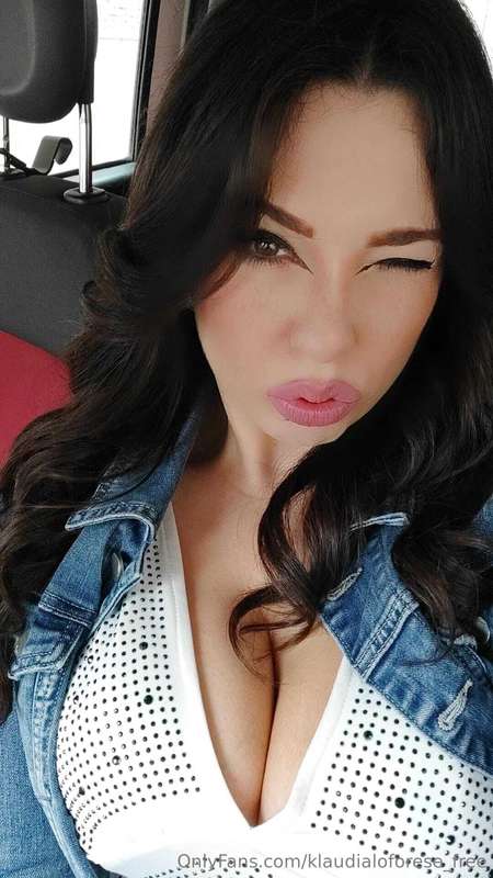 Stanno esplodendo, vogliono uscire 😏 Chi c'è per cam?💦 Scriv..