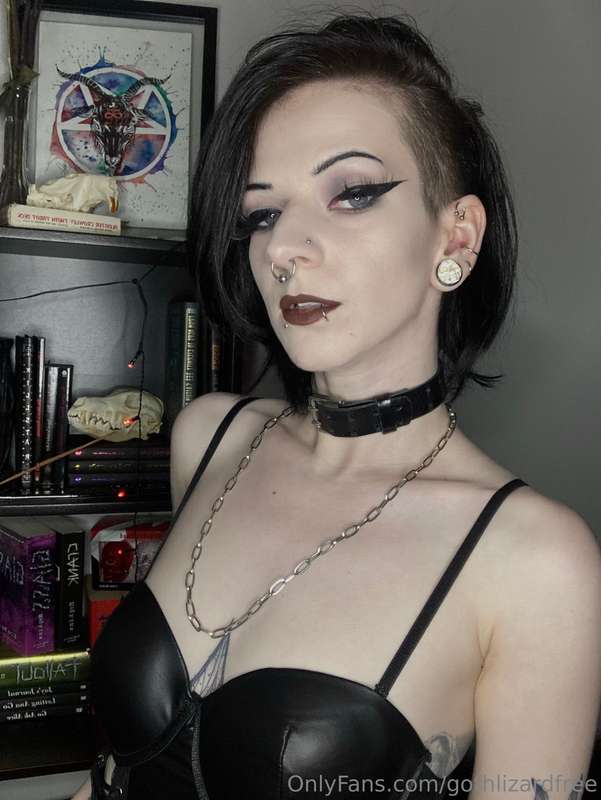 This goth needs to be treated like a fuck toy right now. Jus.. 15