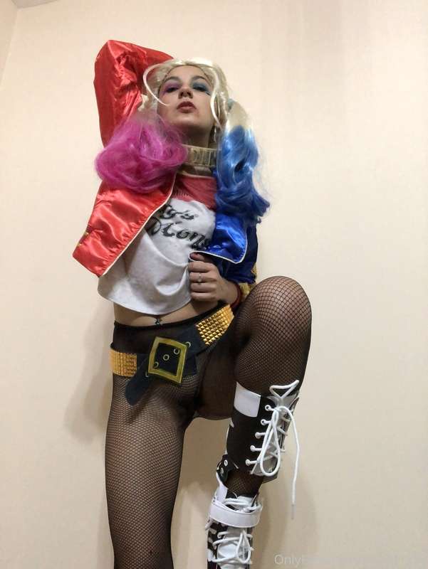 Harley Quinn is a freak 8