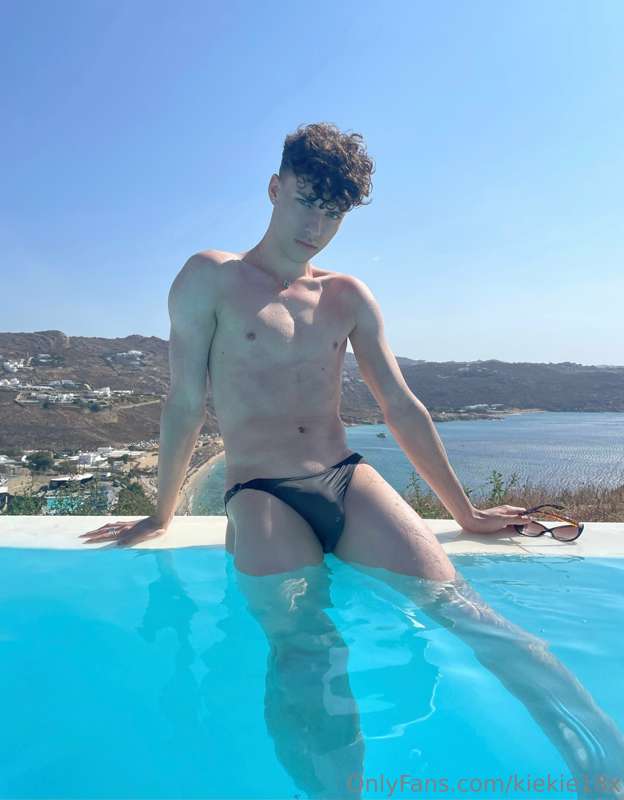 Wanna swim with me? And maybe splash about 😜💦 9