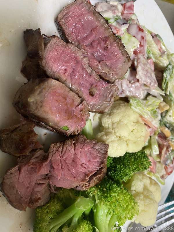 😘🥰😉 Anybody want to come over for dinner sometime? 🤤 2