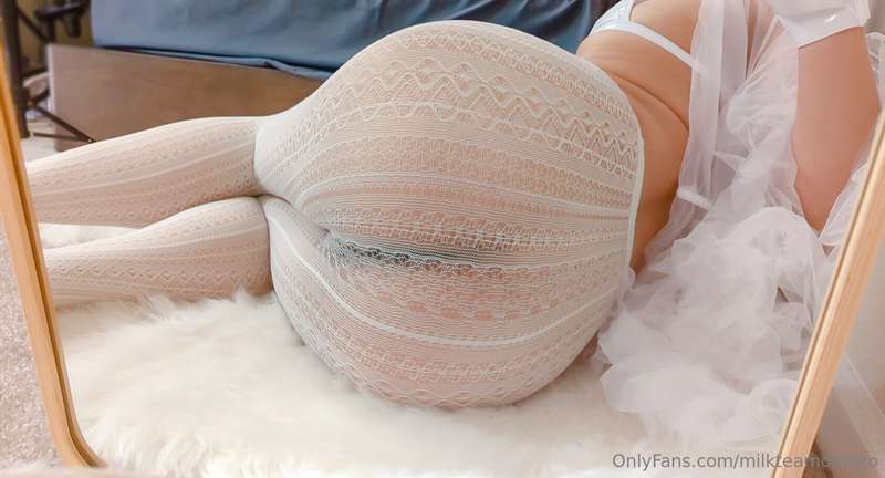 Delicious white milk chocolate thighs and butt, full and plu.. 25