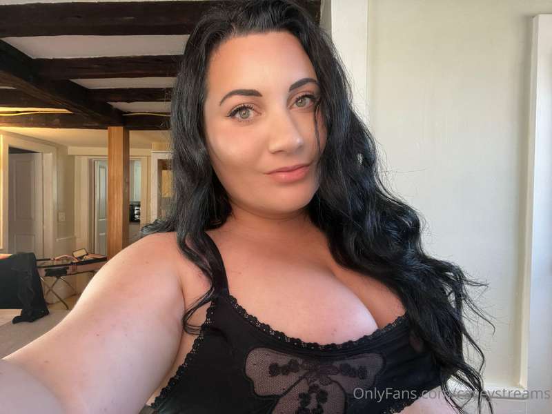 Happy Friday 🖤 tell me something wonderful ☀️