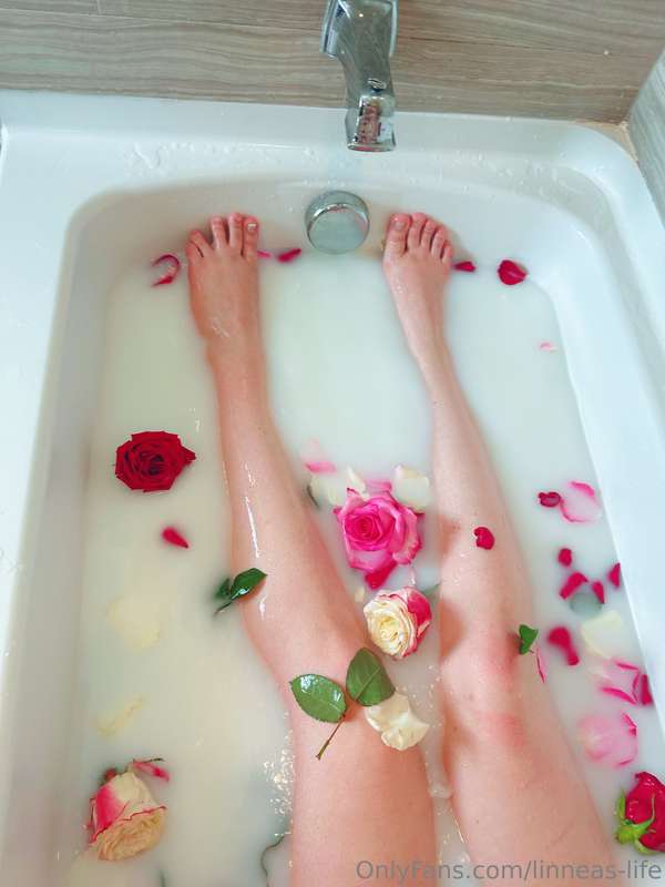 🌹Milk bath photoset part 2 enjoy ;) the video will be coming.. 15