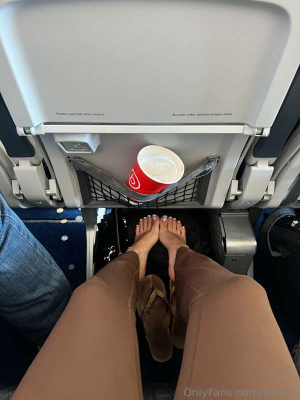 Full flight, middle seat 😩 only thing keeping my spirit up i.. 1