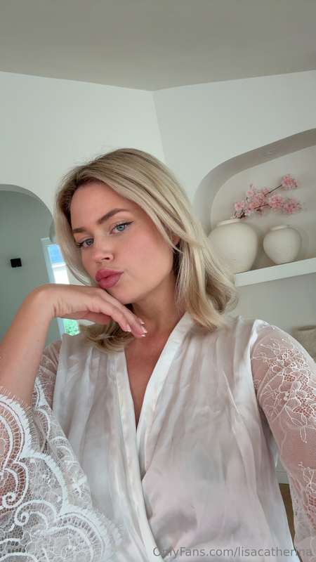 Just your morning tease in a robe 😘