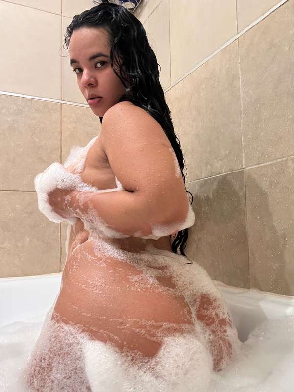 Available for video call, private show, sexting and customs ..