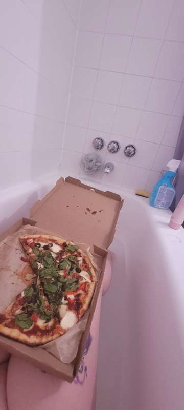 Just eating pizza in the tub hbu? 1