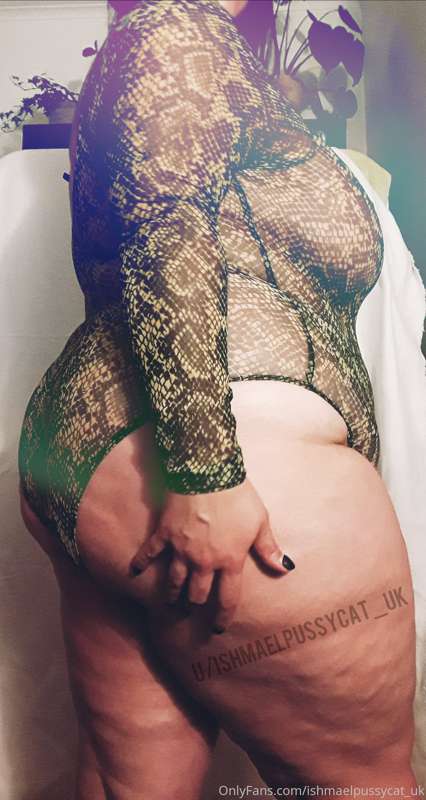 oh my god. those thick thighs.  that fat ass. can you imagin..