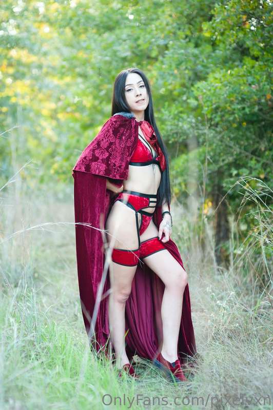 Little red riding into the weekend ♥️🖤 7