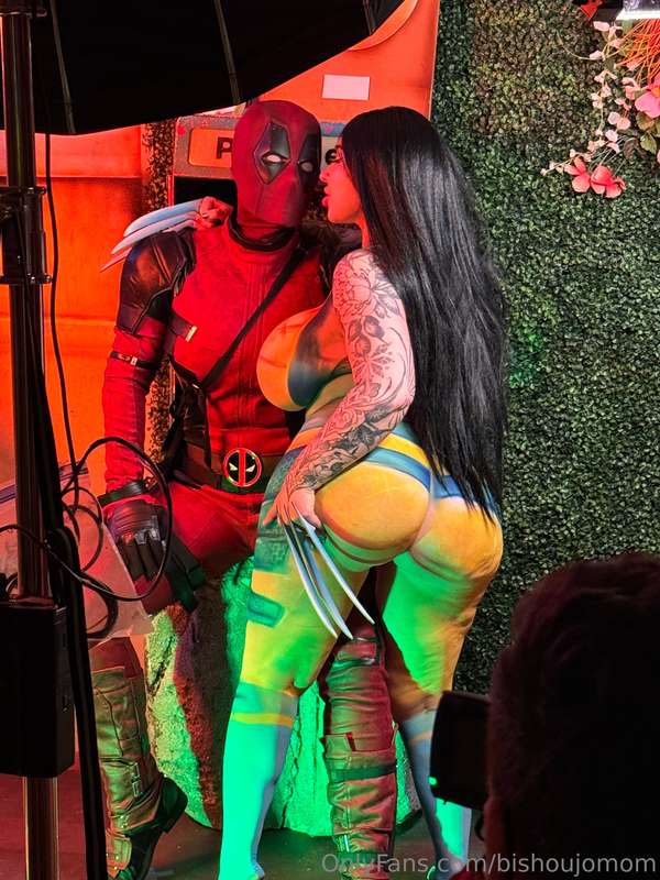 Behind the scenes: Getting mating pressed by Deadpool was a .. 7