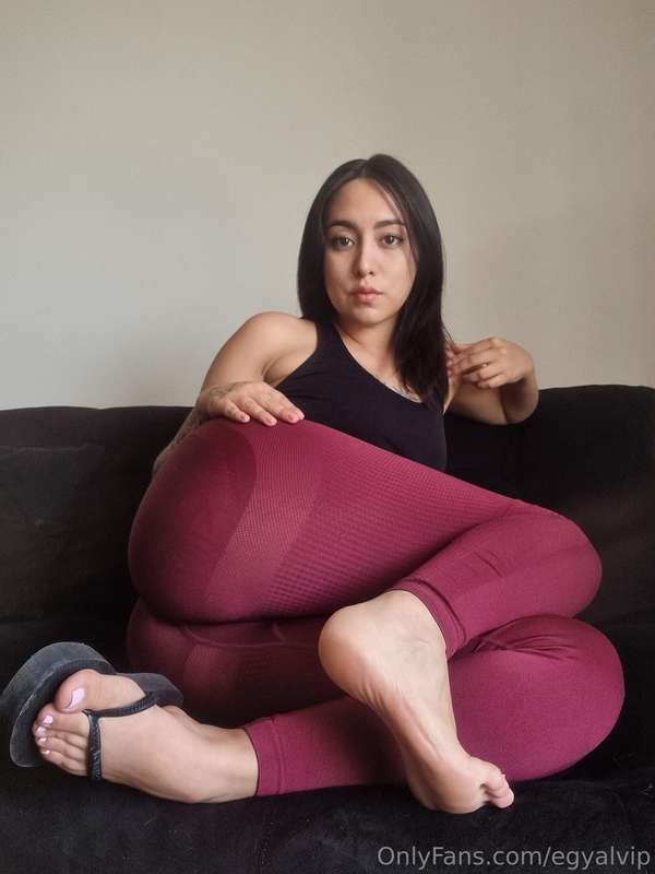Just showing my feet and my new flip flops♡ 4