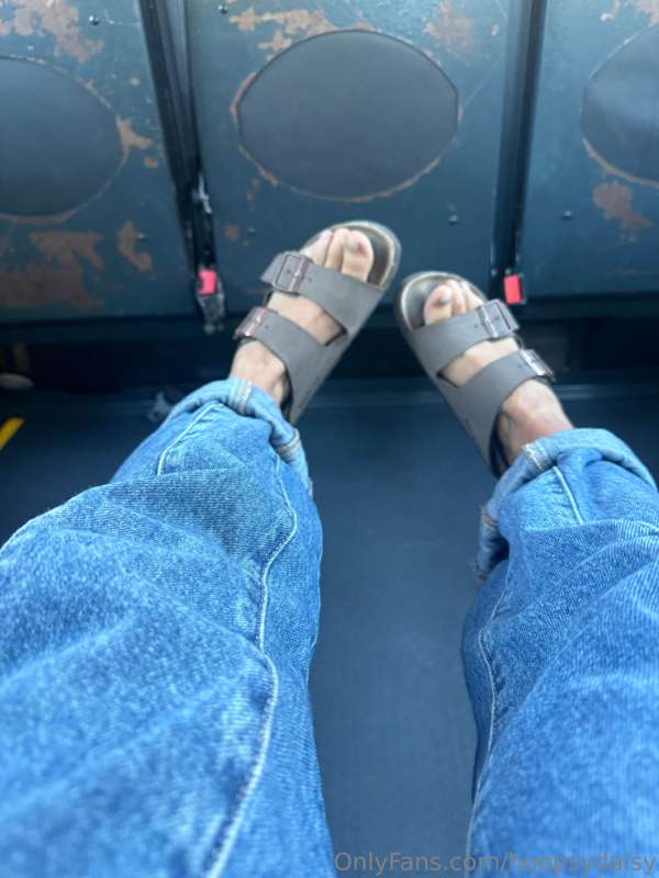 My feet hurts 🥺 I feel like they need to step on someone 😏😉