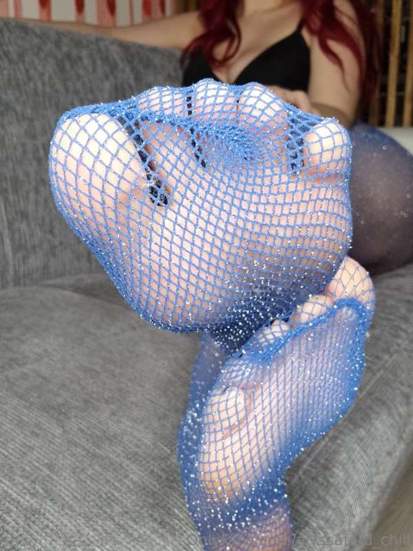 swipe for toe spread in fishnets 😋 2