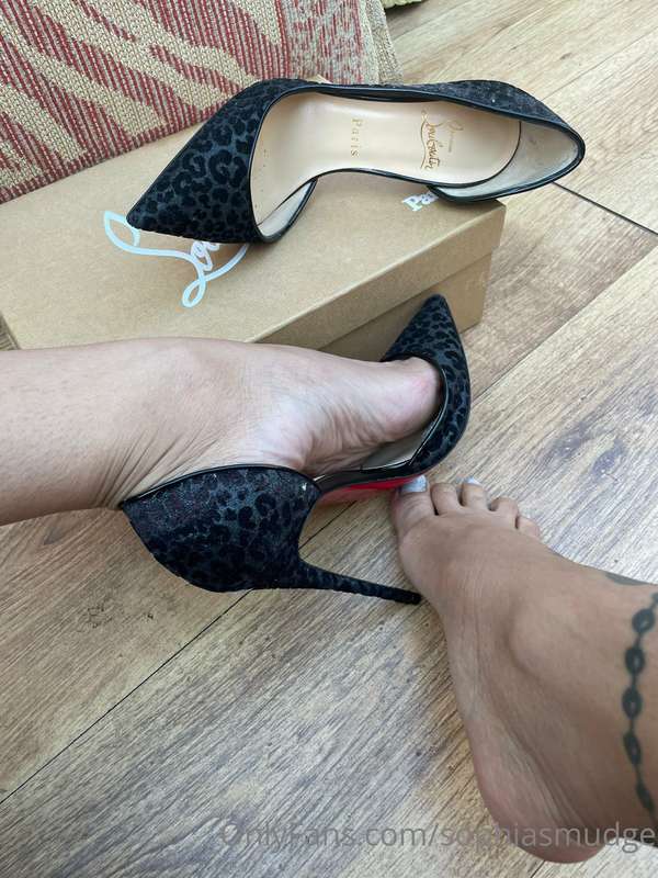 Do you prefer my feet in heels or completely bare? 😏