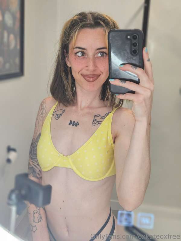 Do I look good in yellow?🏵Subscribe to my VIP @oxkateox 🌞