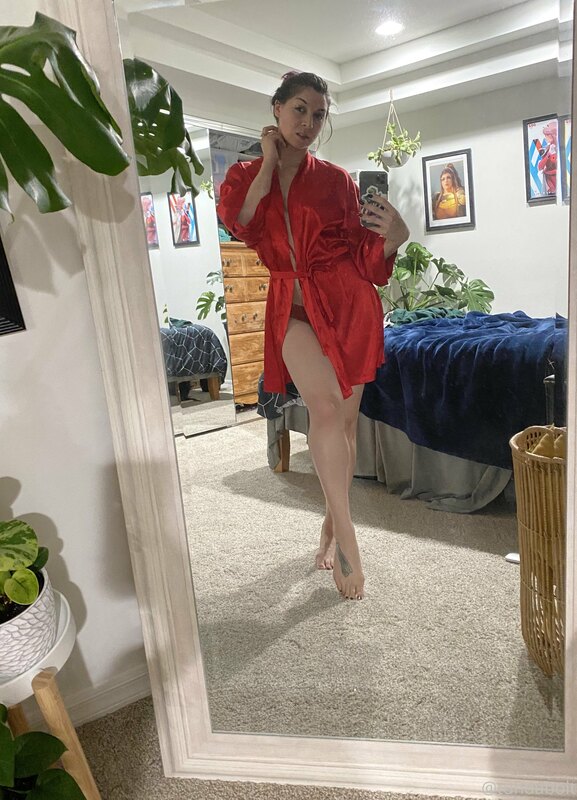 A little red robe cleavage tease set cuz I felt like it ❤️
S..