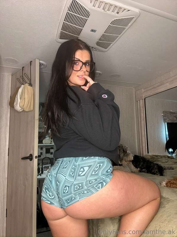Would you rather I sit on your lap or your face? 🍑😽