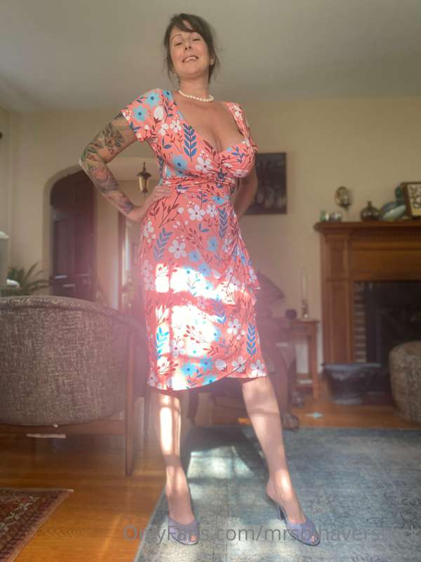 Had some requests for pics in the new dress… #3 is my favori.. 4