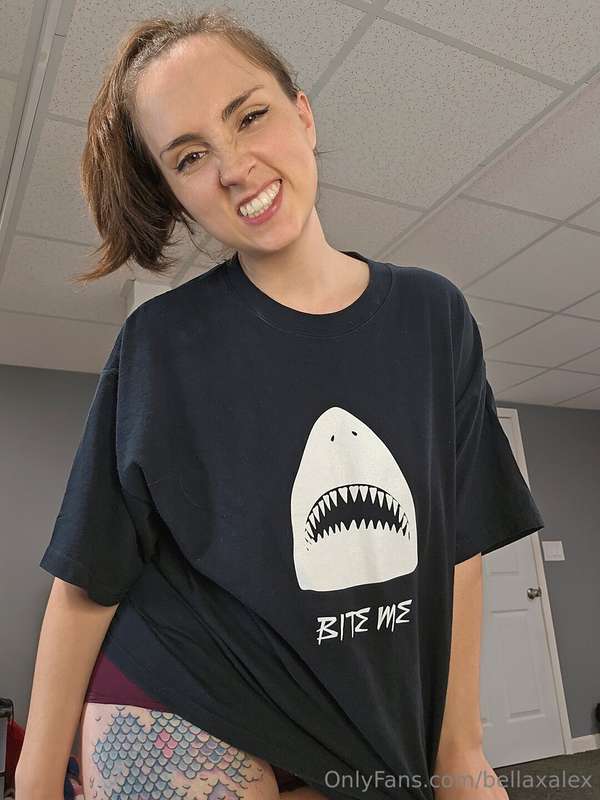 Bite me 😈 (swipe for titties)