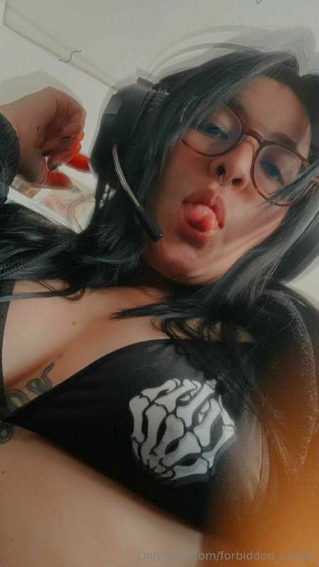 Where u want this tongue to go first? 👅