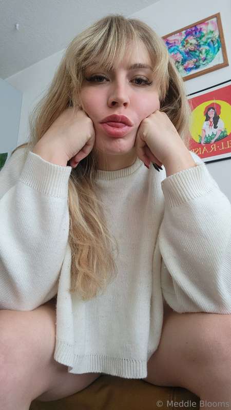 some more cute pics and a booty jiggle <3 8