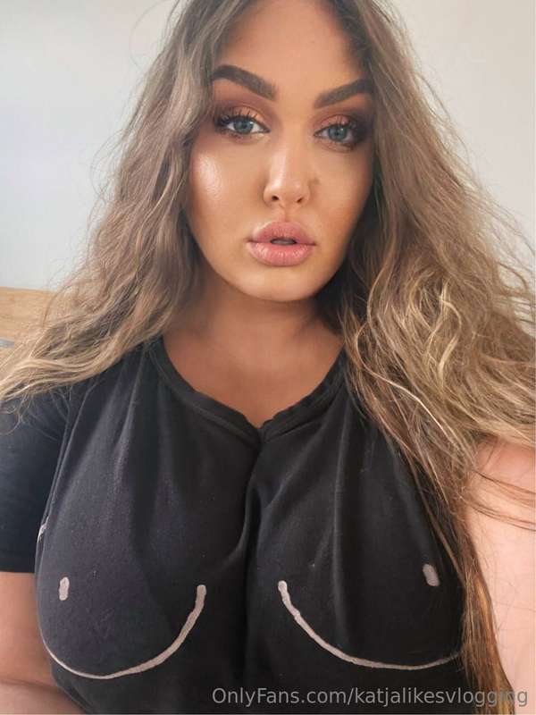 Do you like my makeup?@katjauncensored 