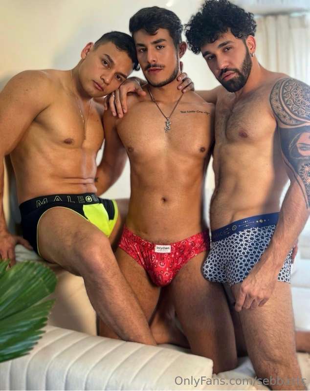Que creen que pase en este trio de hombres? 😈  15 likes y de..