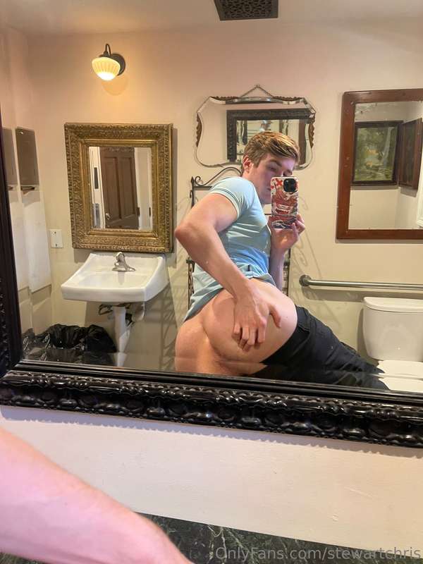 Quickie Restroom pics while waiting for food 😉 3