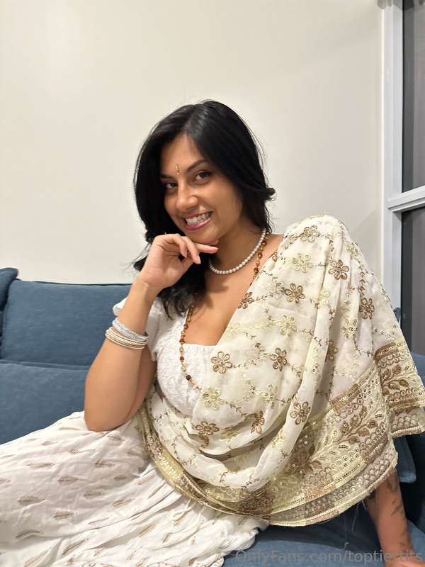 Desi Girlfriend's Secret Desire: SFW Photo Set 2

Model: @th.. 14