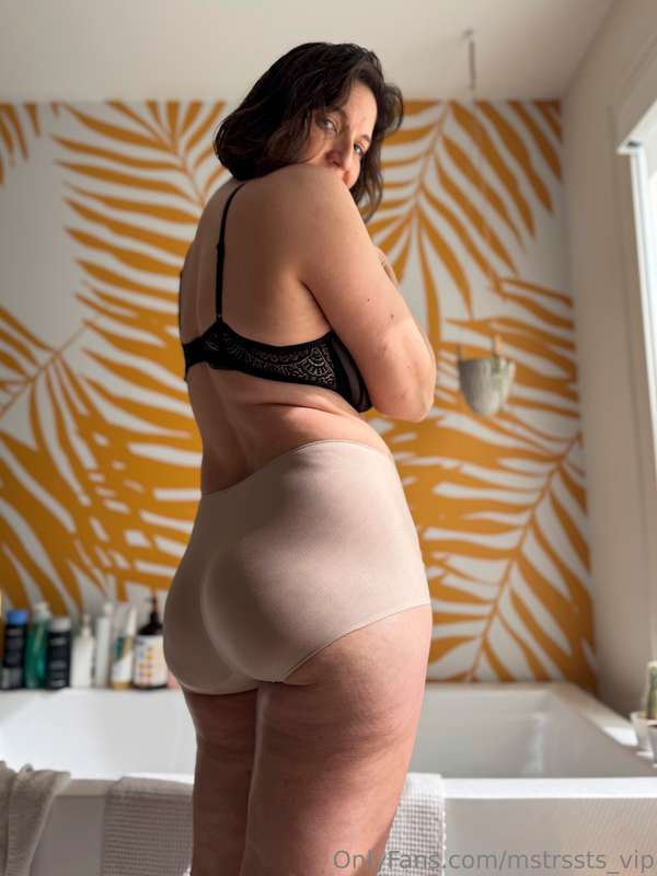 New booty shots 🍑Which undies do you like best? 4