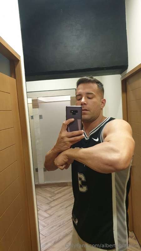 Volviendo a España con ganas de estar con muchas chicas 🙈🔥🔥
..