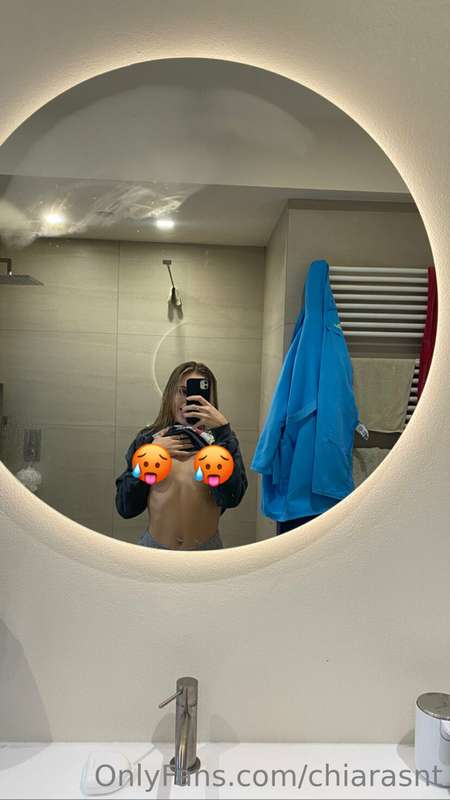 Appena uscita dalla doccia tutta bagnata per voi🥵 volete ved..