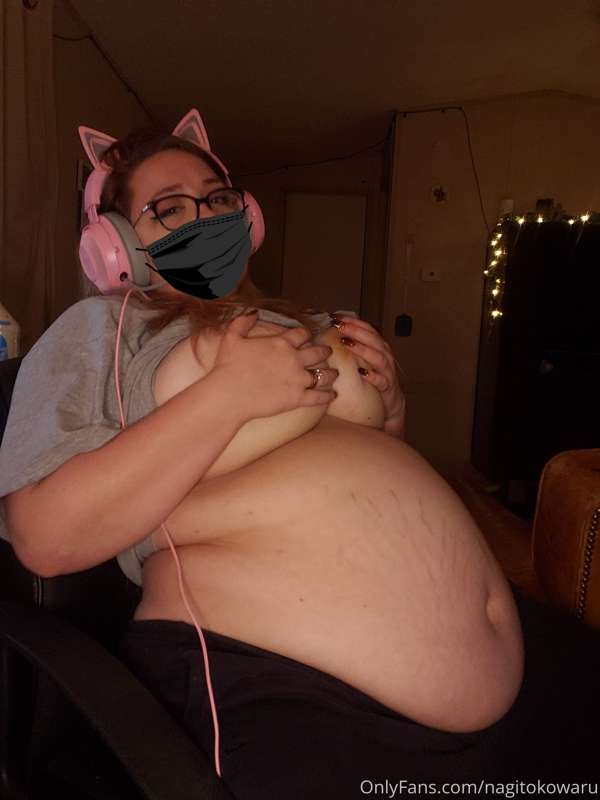 Look how far my belly spills into my lap... 1