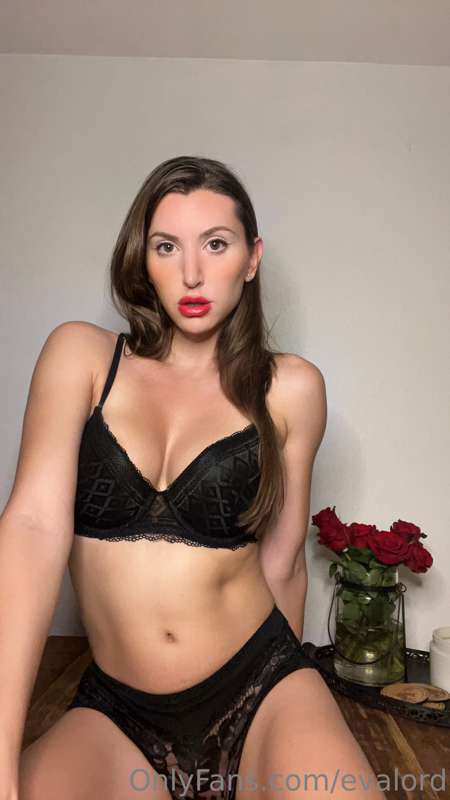 ***Stroking my cock for you in this late-night solo*** 🌹 I c..
