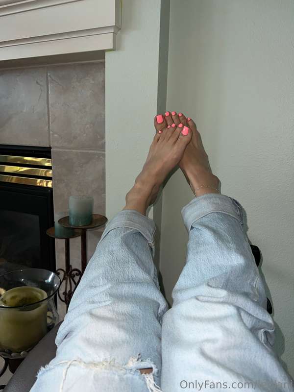 My toes need to be sucked rn 🩷💦 6
