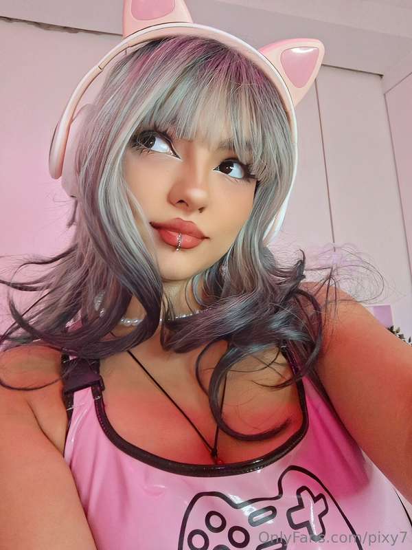 ≽^◕⩊◕ ^≼