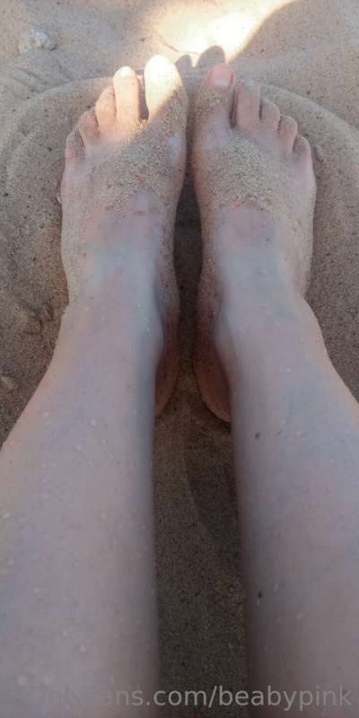Thinking about having sex on the beach makes me very horny 🌞